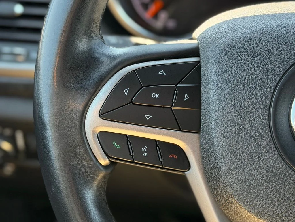Used 2018 Silver Jeep Laredo E image 9
