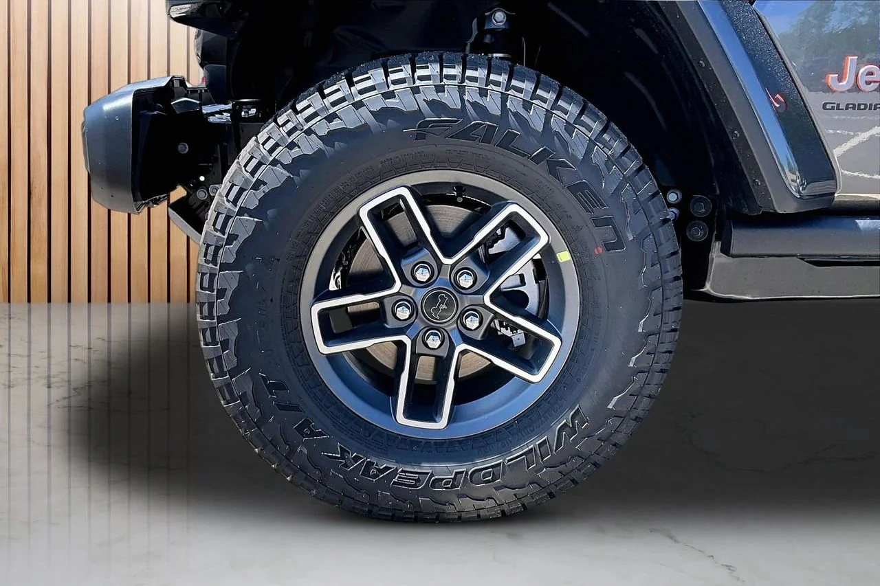New 2026 Granite Crystal Metallic Clear-Coat Exterior Paint Jeep Mojave image 26