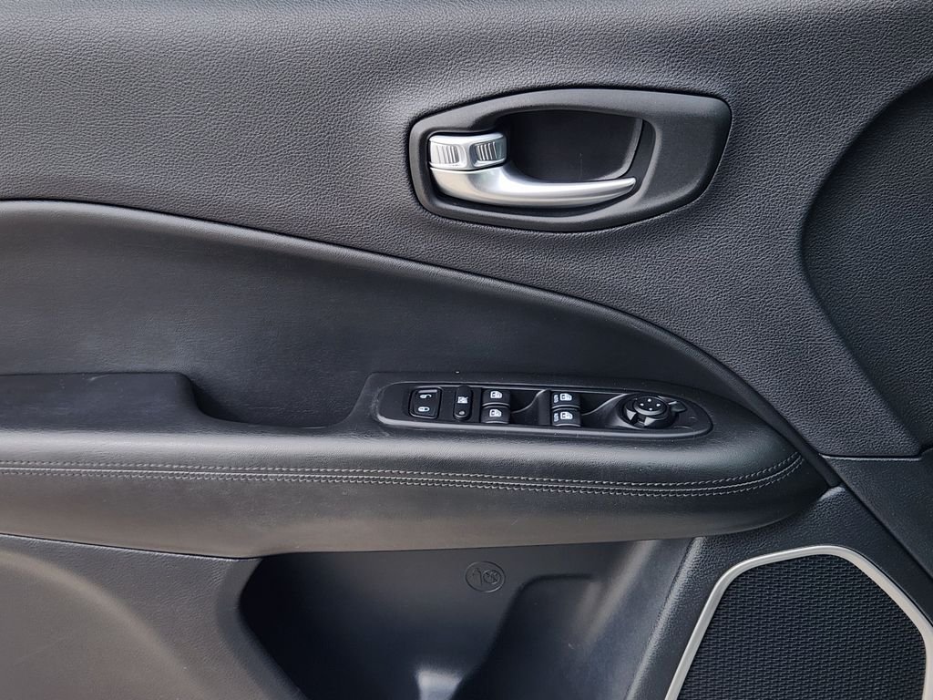 Used 2021 White Jeep Latitude image 23
