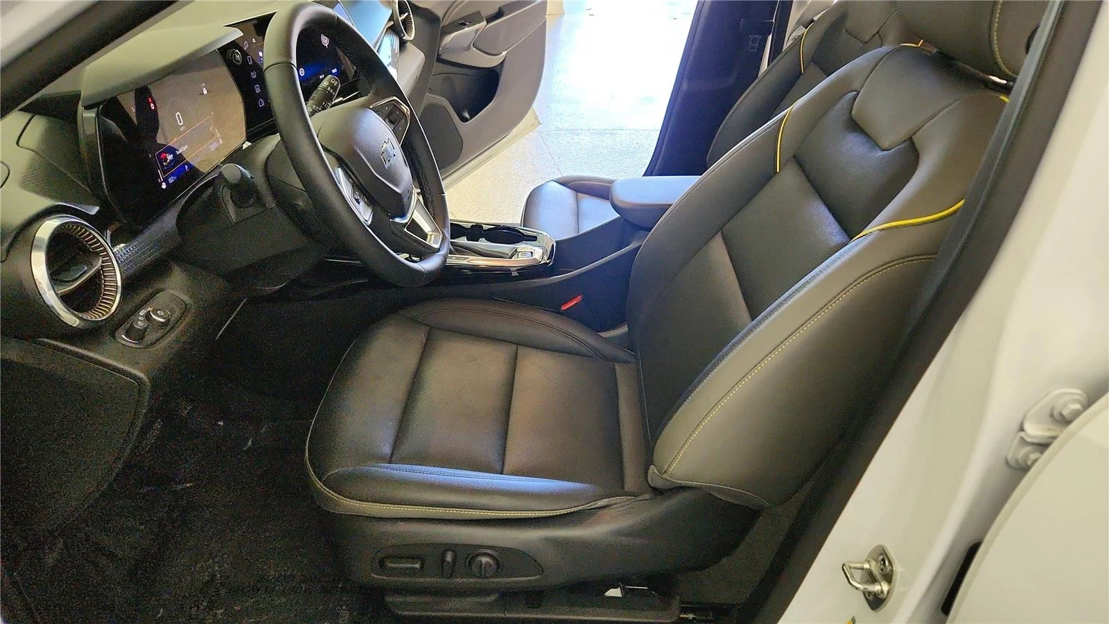 Used 2025 Summit White Chevrolet ACTIV image 23