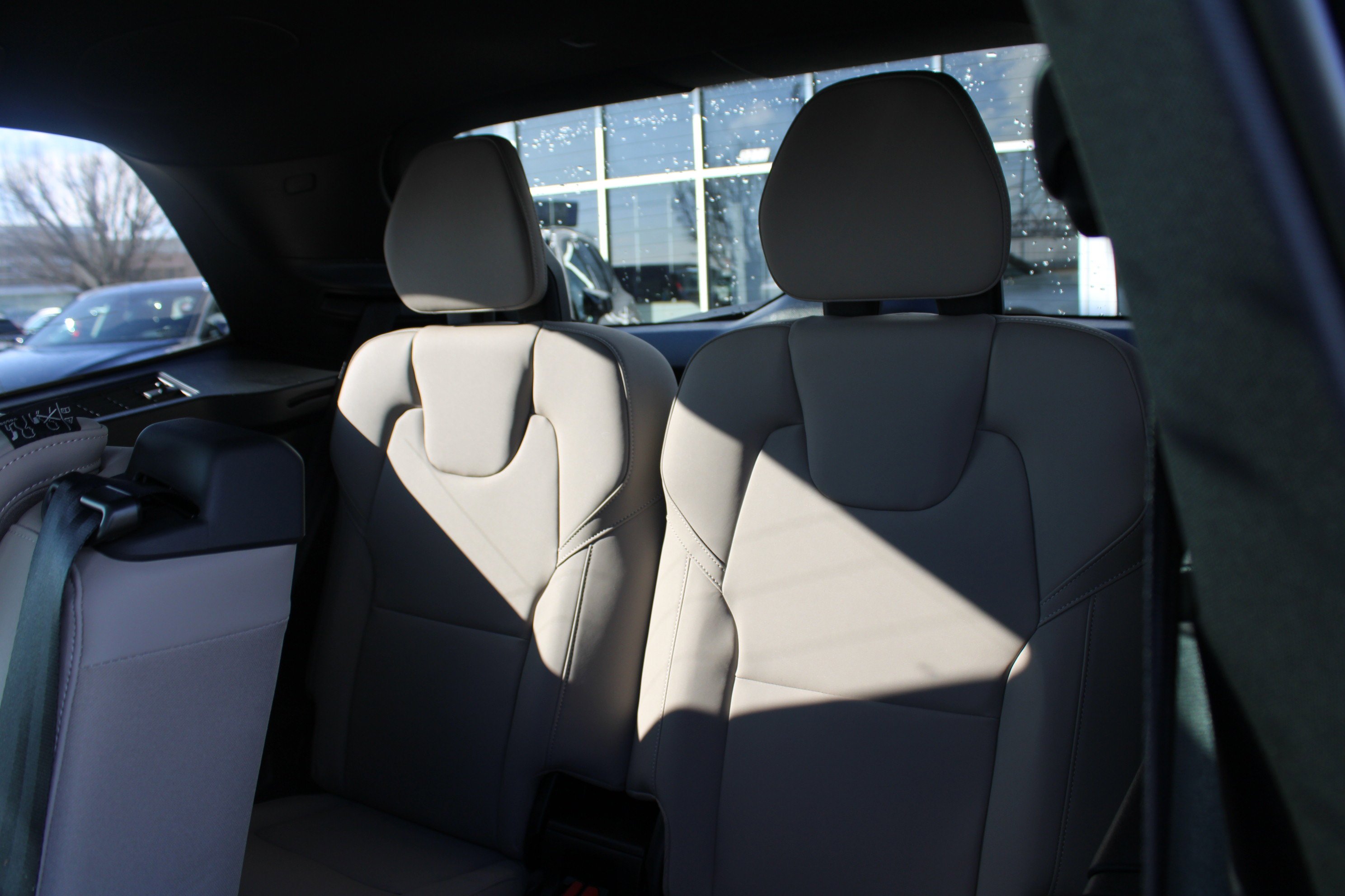 New 2026 Onyx Black Metallic Volvo Plus image 38