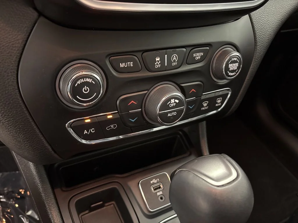 Used 2021 Gray Jeep Latitude Lux image 37