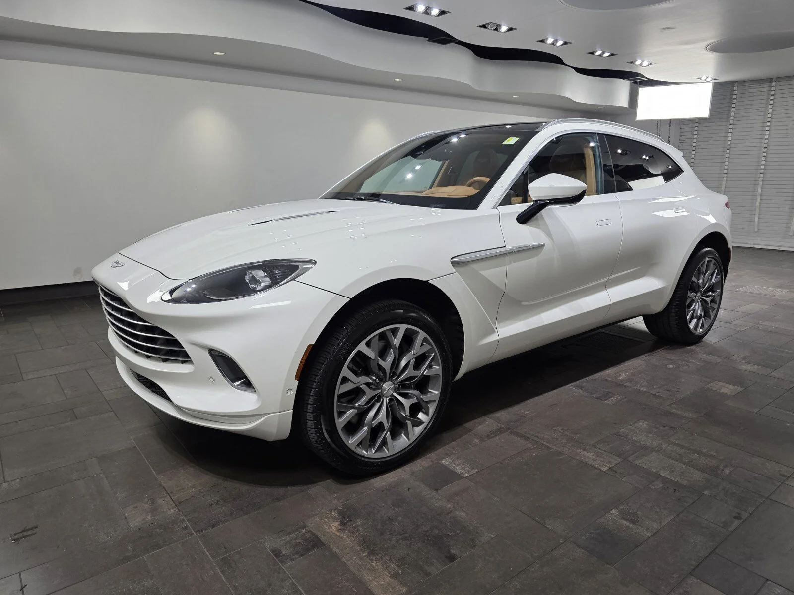 Used 2022 Stratus White Gloss Aston Martin 550 image 26