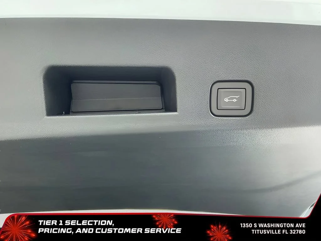 New 2026 Glacier White Tricoat GMC Elevation image 26