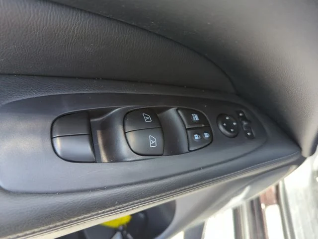 Used 2019 Brown Nissan SL image 33
