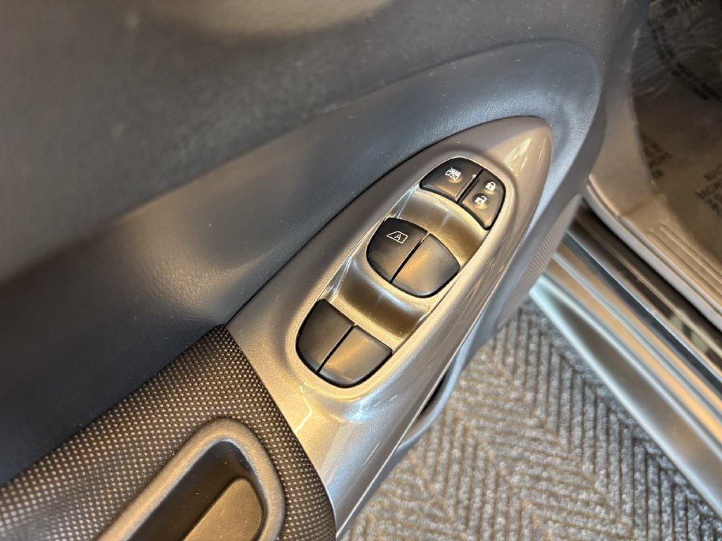 Used 2012 Sapphire Black Nissan SL image 15