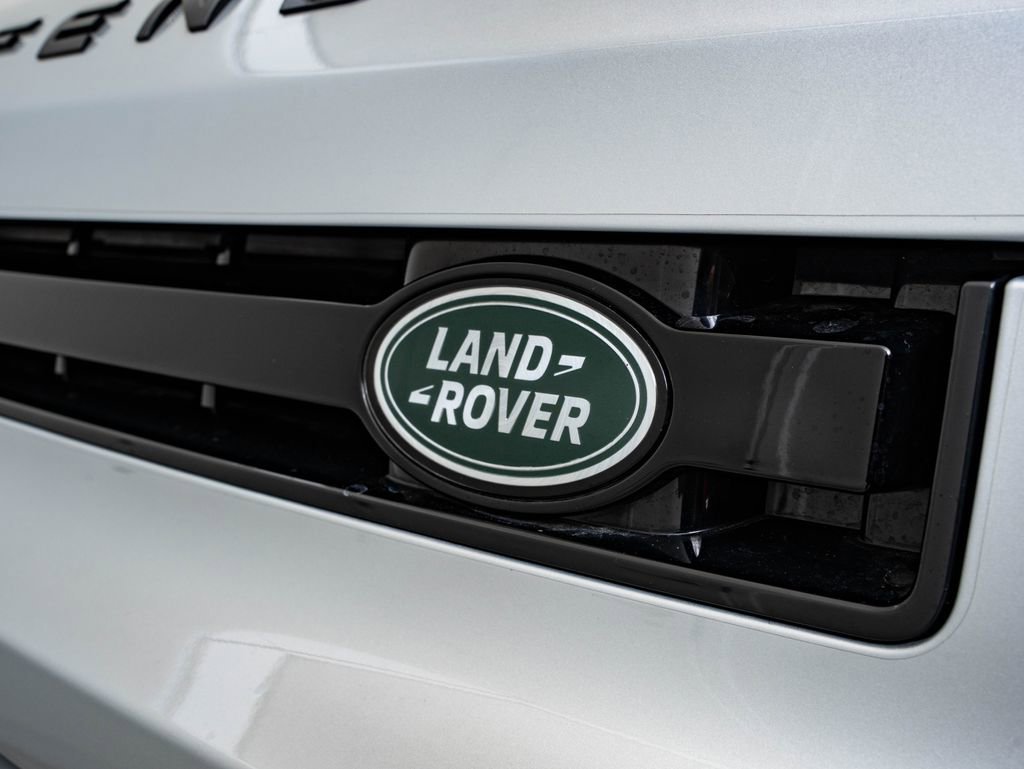 Used 2024 Hakuba Silver Metallic Land Rover S image 3