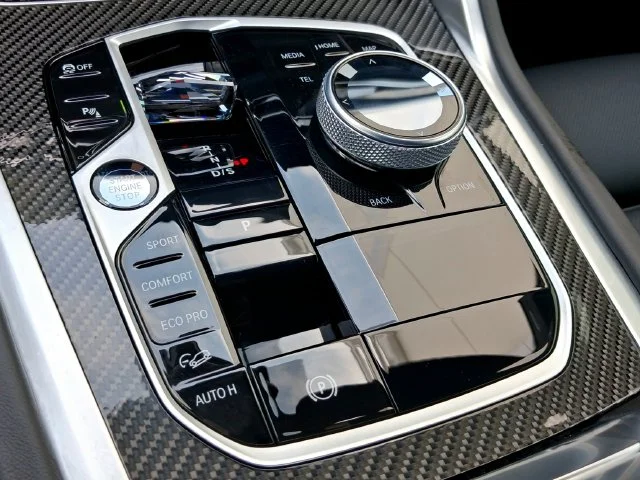 Used 2027 White BMW M60i image 24