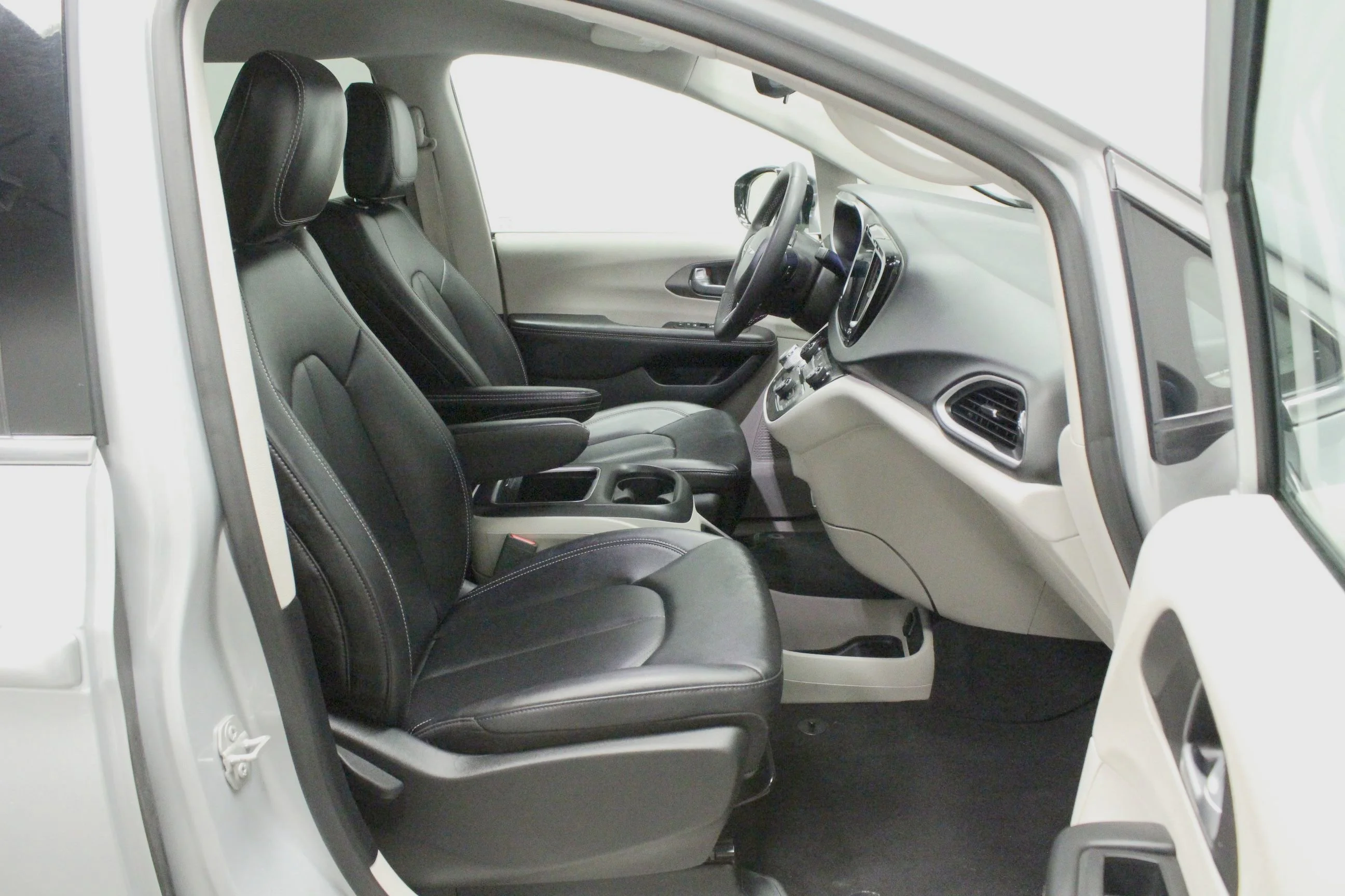 Used 2024 Silver Mist Clearcoat Chrysler Touring L image 14