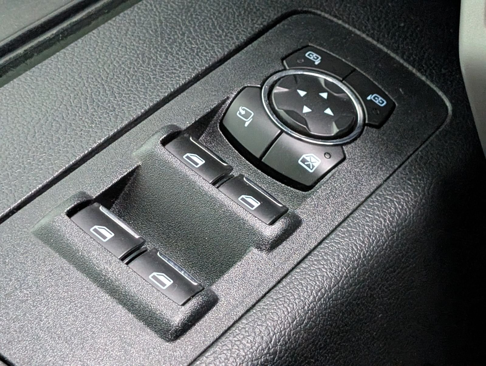 Used 2020 Oxford White Ford Lariat image 24