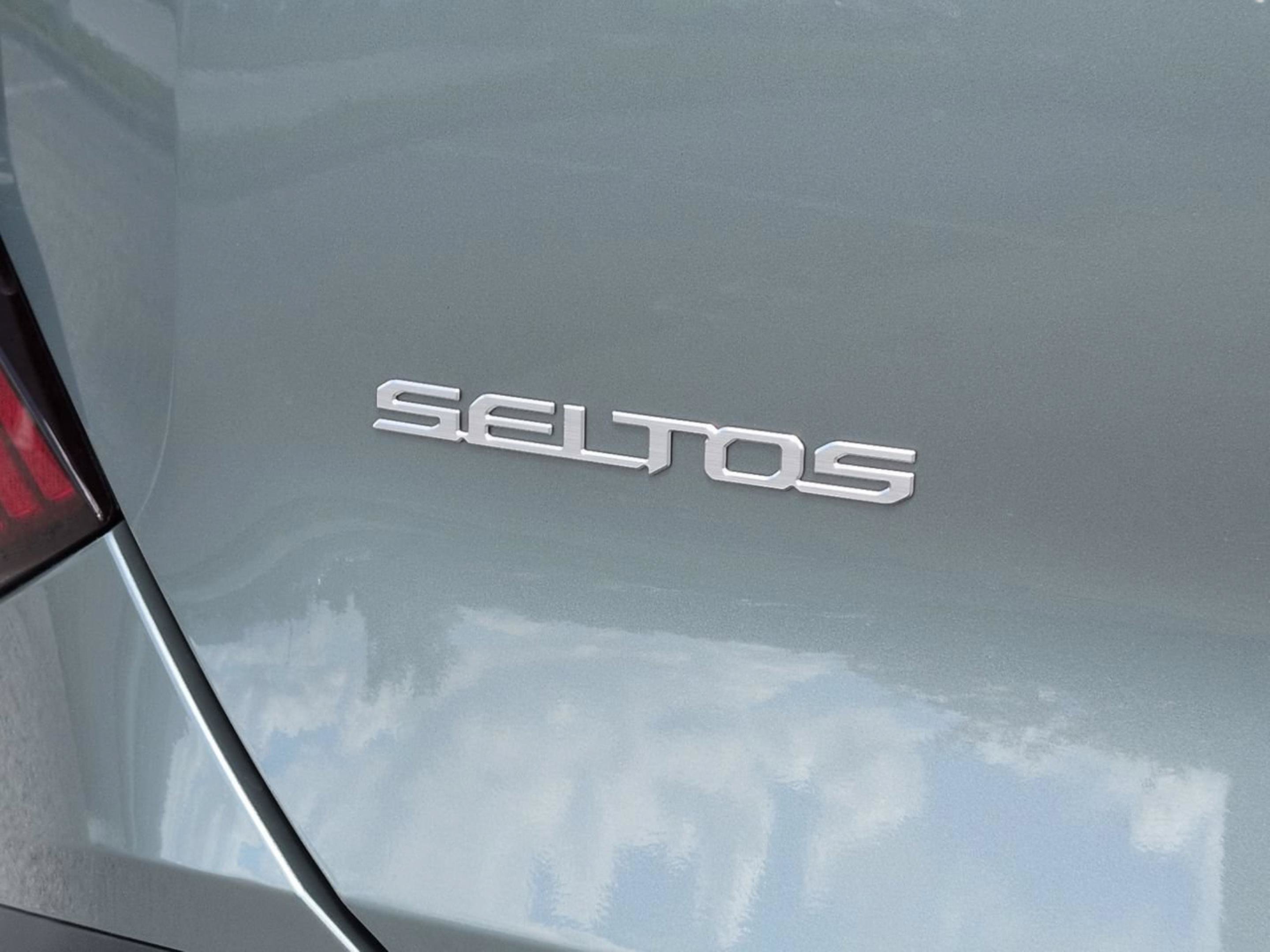 New 2027 Iceberg Green Kia S image 15