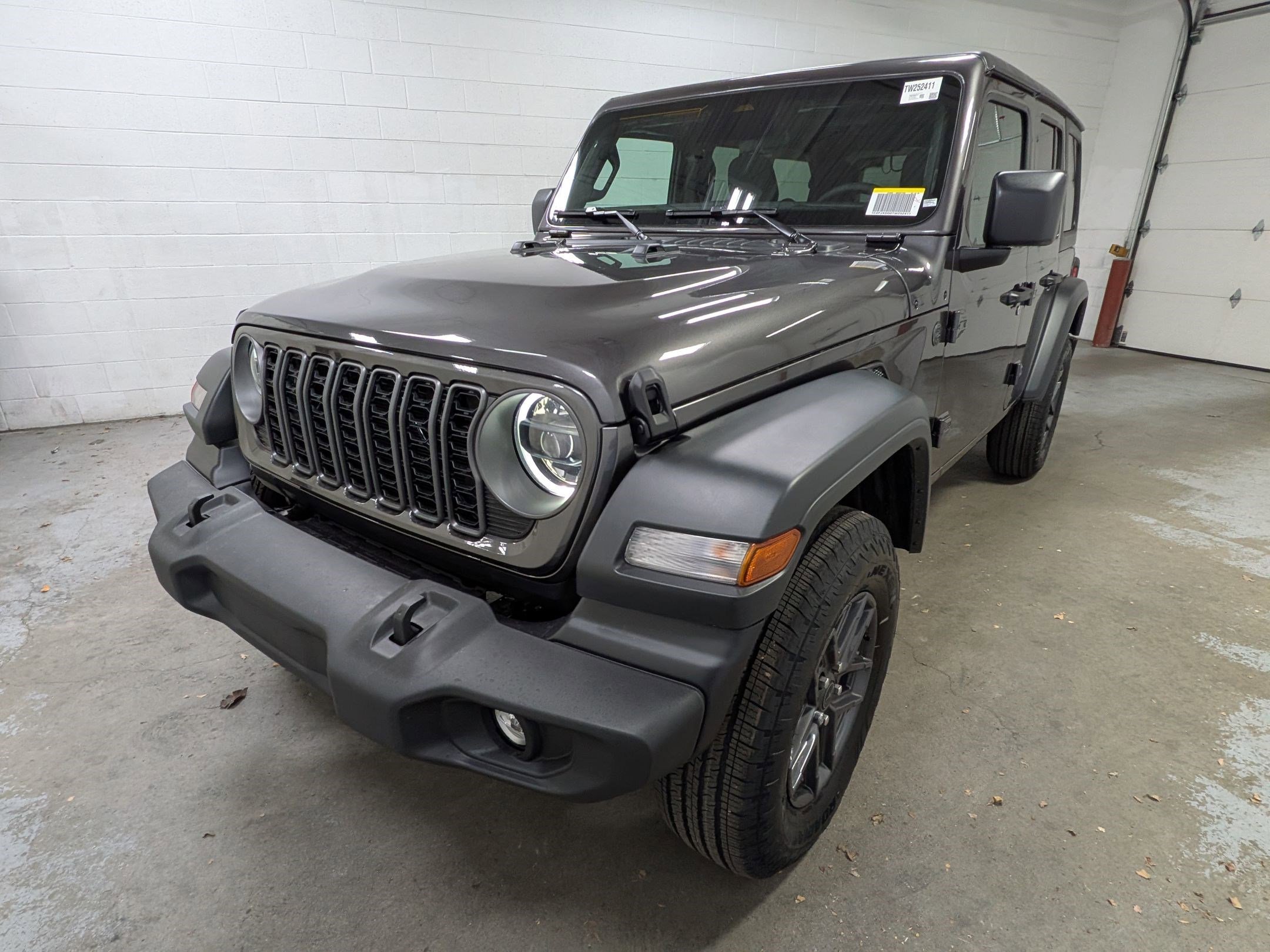 New 2026 Granite Crystal Metallic Clear-Coat Exterior Paint Jeep Sport S image 9
