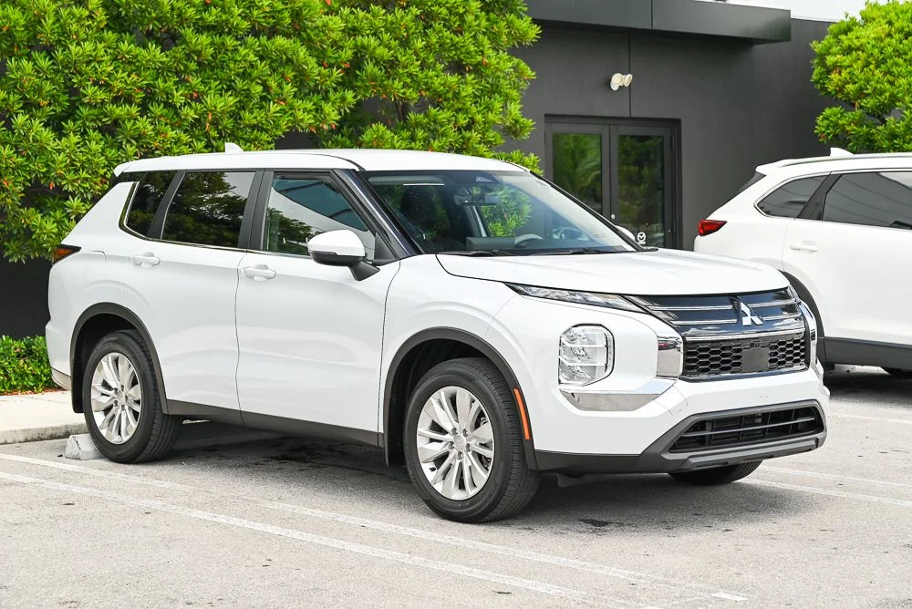 Used 2025  Mitsubishi ES image 3