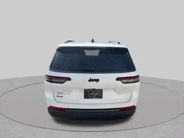 New 2026 Bright White Clear-Coat Exterior Paint Jeep Altitude image 5