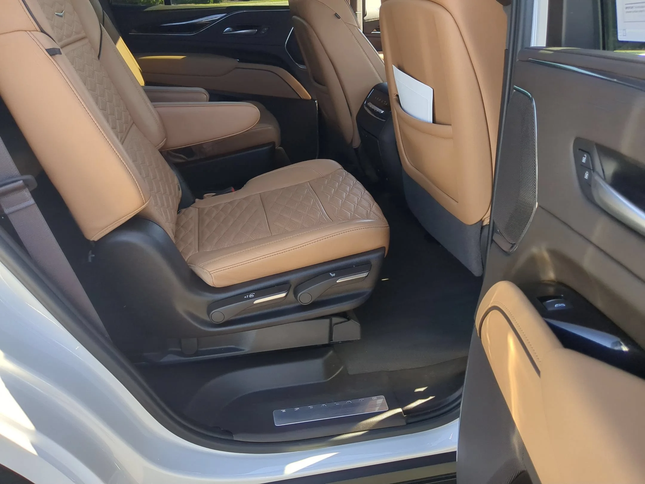 2024 Cadillac Escalade Premium Luxury - Photo 25
