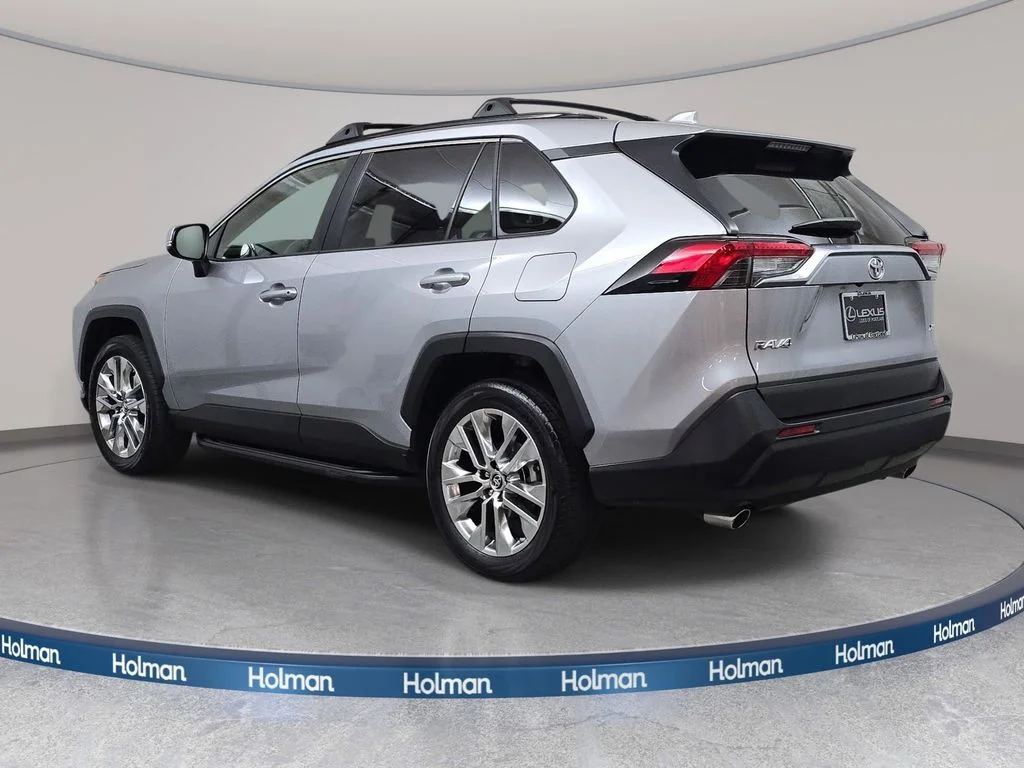 Used 2019 Silver Toyota XLE Premium image 8