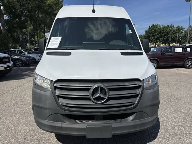 Used 2022  Mercedes-Benz Cargo 144 WB image 10