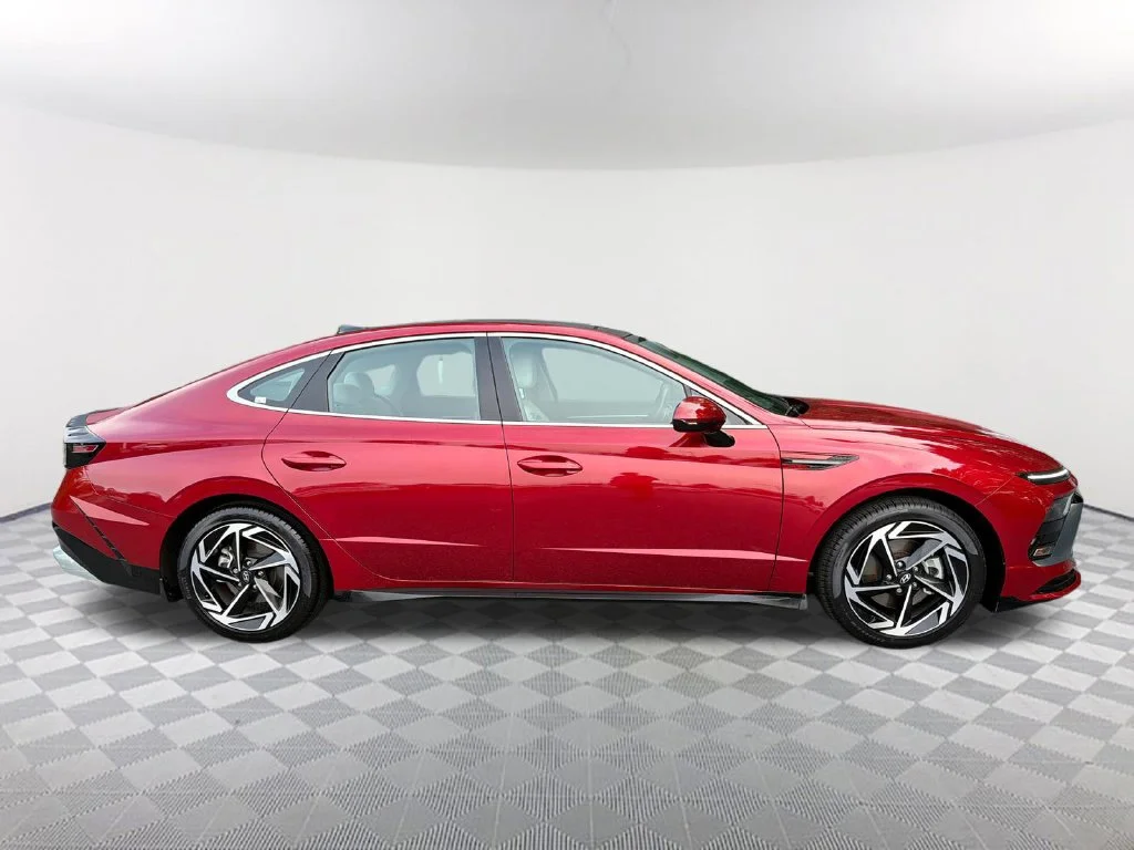 Used 2025 Red Hyundai SEL Convenience image 4