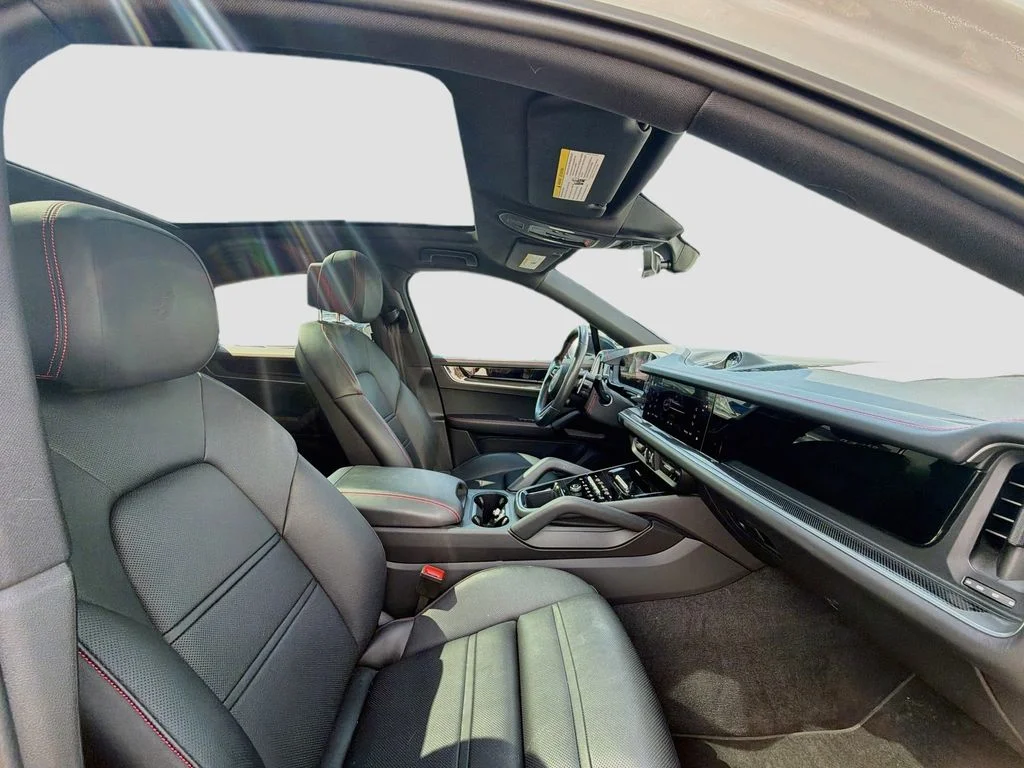 Used 2024  Porsche Base image 29