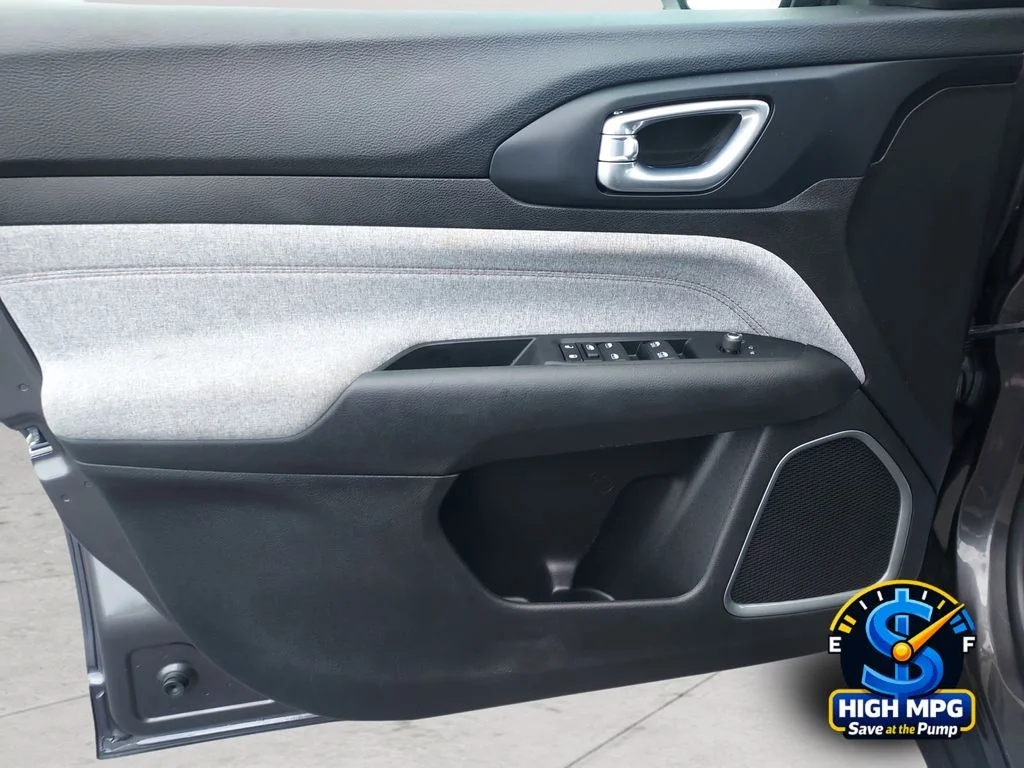 Used 2022 Gray Jeep Latitude Lux image 29