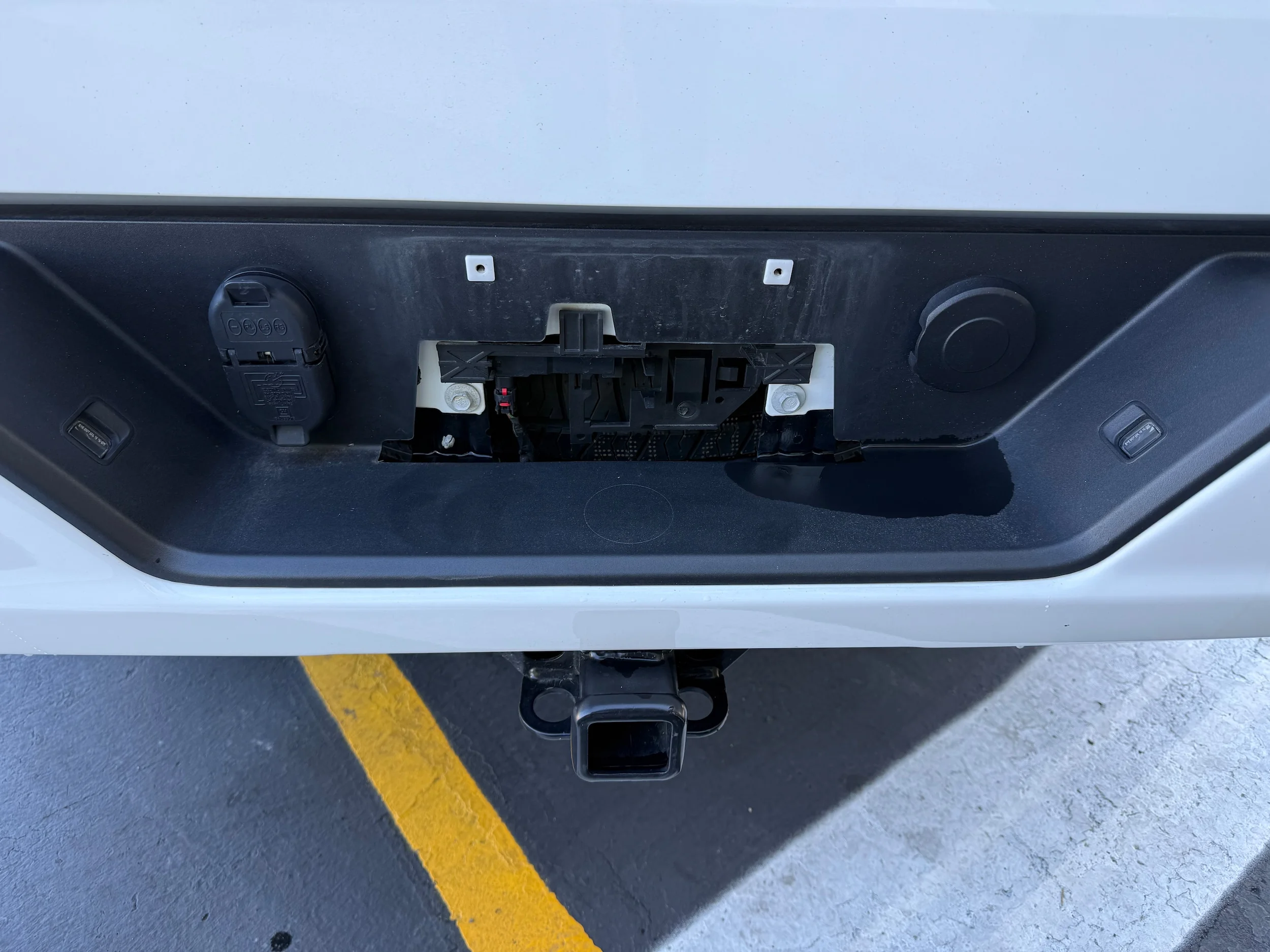 Used 2025 Summit White GMC Elevation image 6