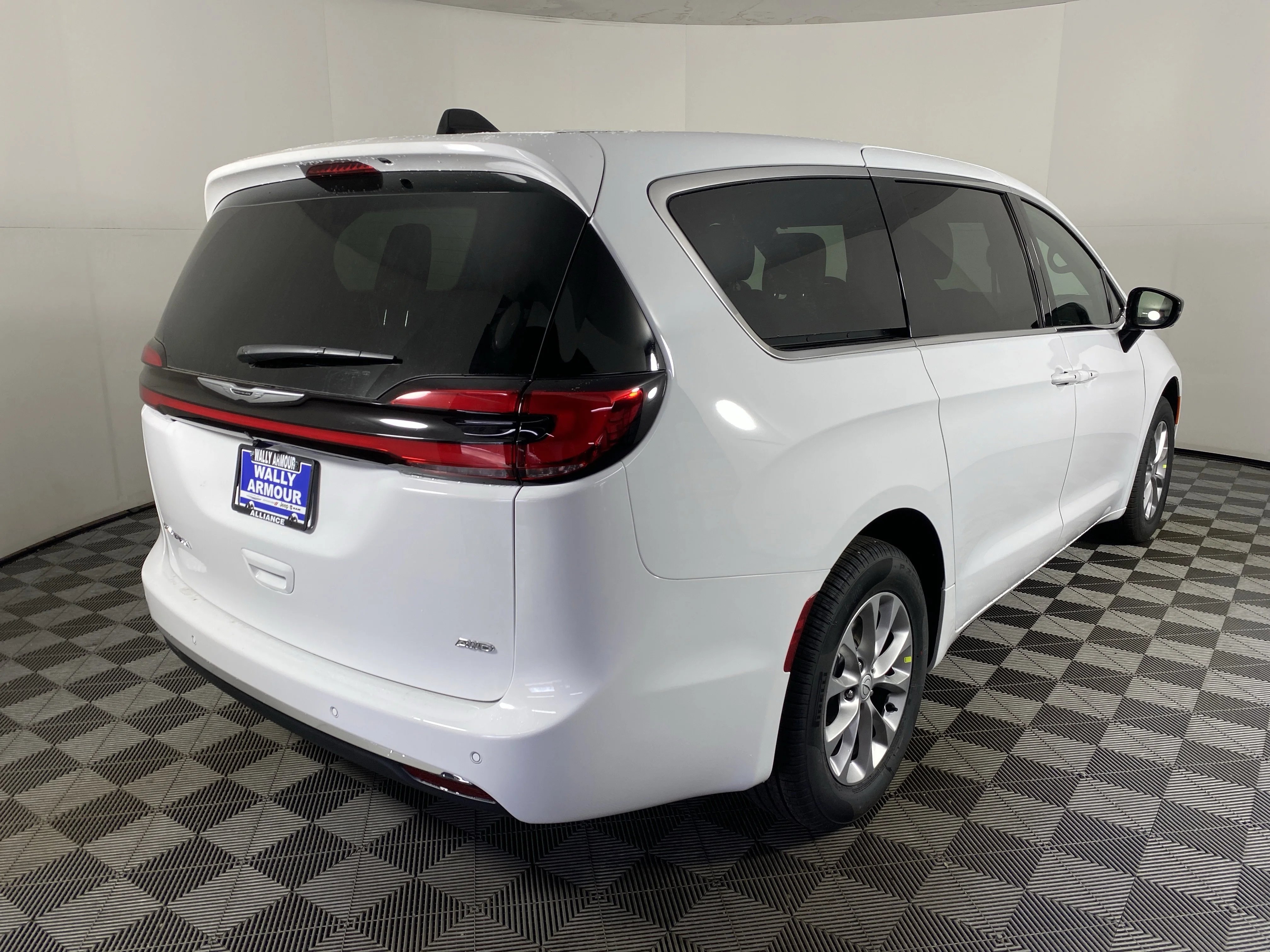 New 2026 Bright White Clear-Coat Exterior Paint Chrysler Select image 6