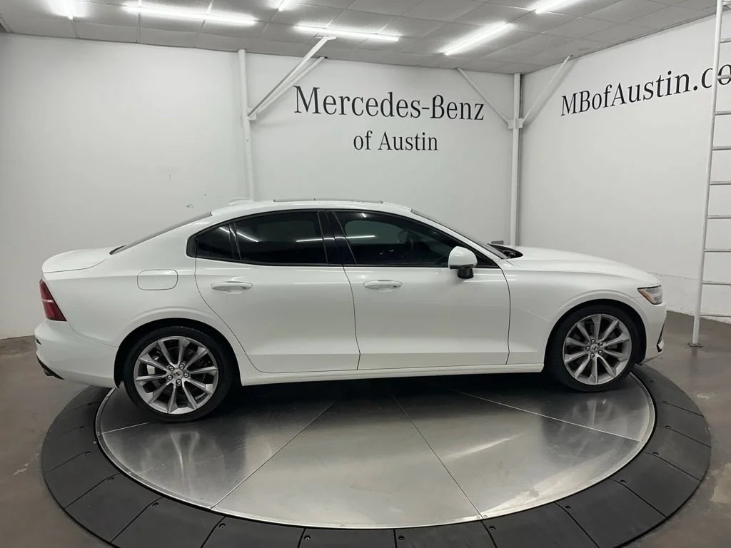 Used 2019 White Volvo T5 Momentum image 8