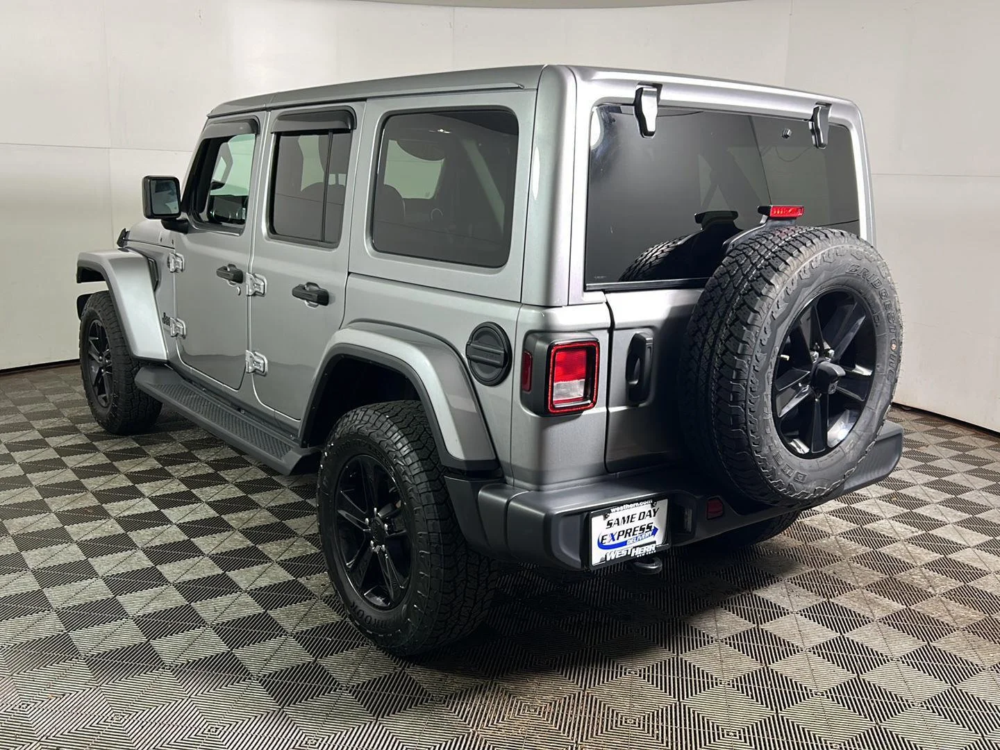 Used 2021 Billet Silver Metallic Clearcoat Jeep Unlimited Sahara Altitude image 9
