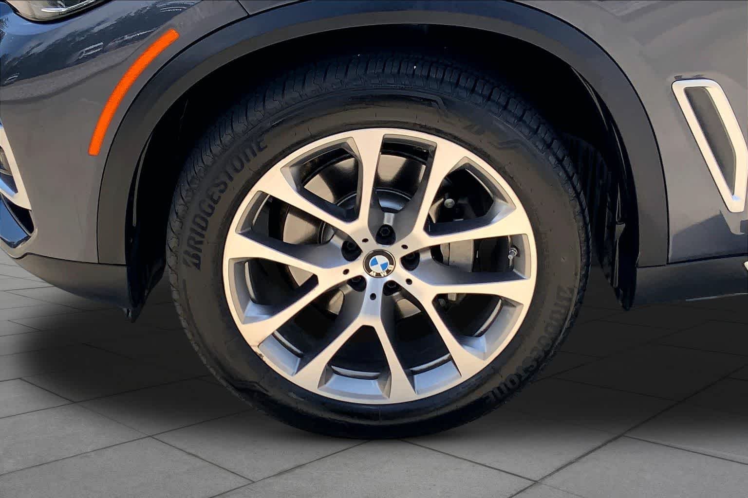 Used 2019 Arctic Grey Metallic BMW xDrive40i image 21
