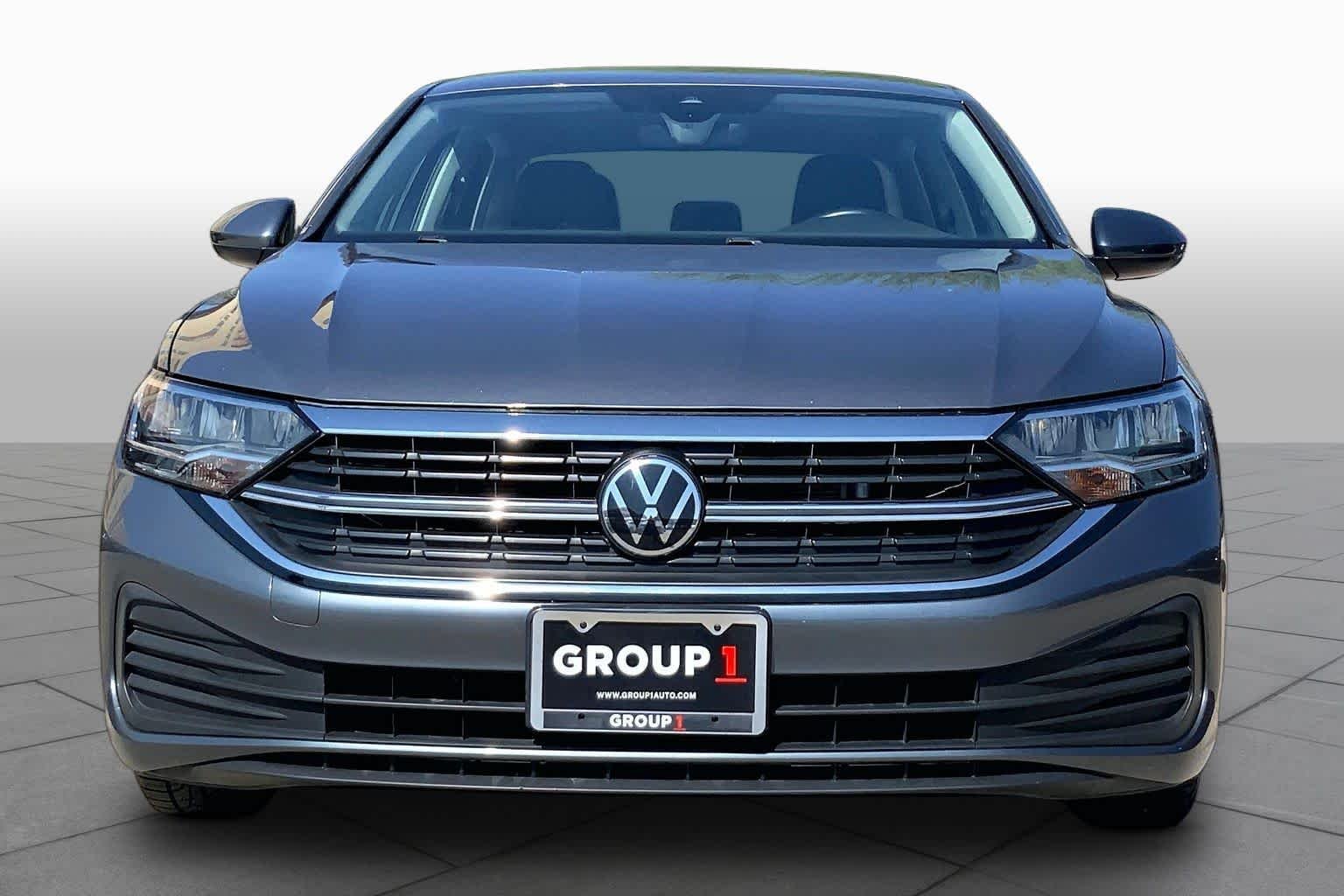 Used 2024 Platinum Gray Metallic Volkswagen SE image 4