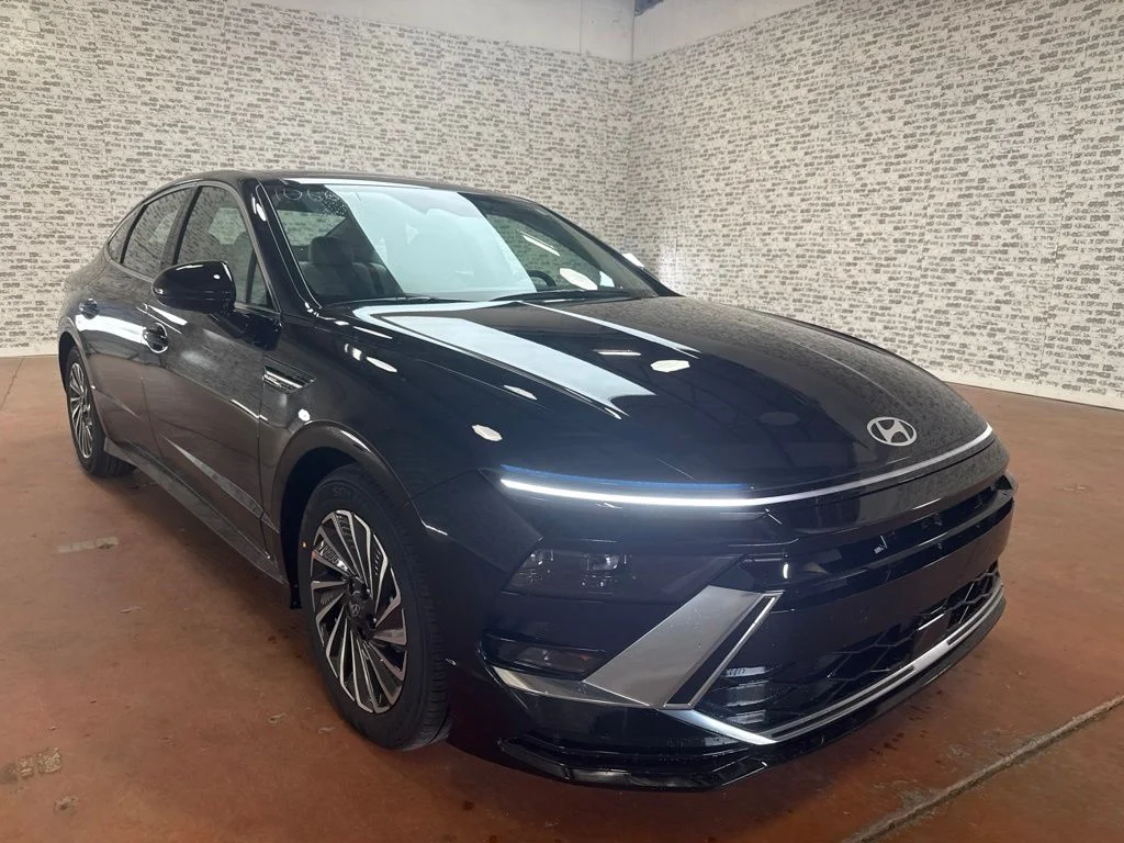 New 2026 Abyss Black Hyundai SEL image 1