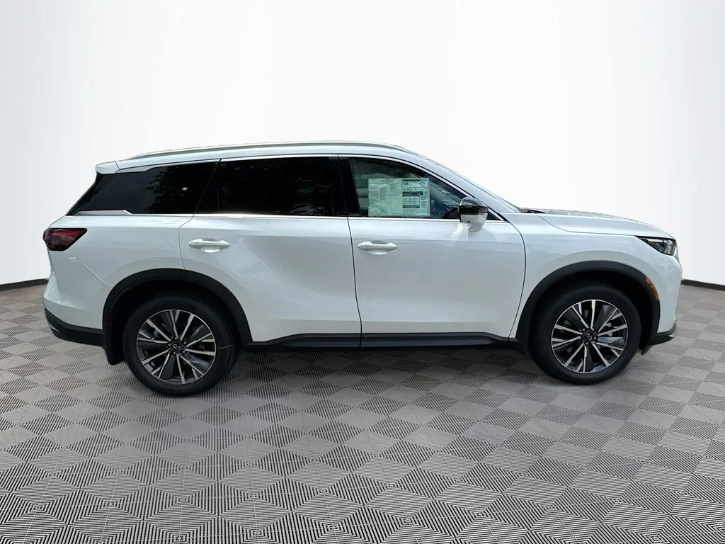New 2027 RADIANT WHITE INFINITI Luxe FWD image 4