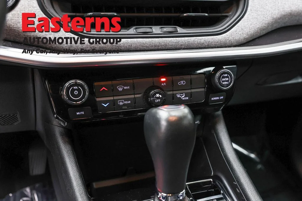 Used 2023 Gray Jeep Latitude Lux image 19