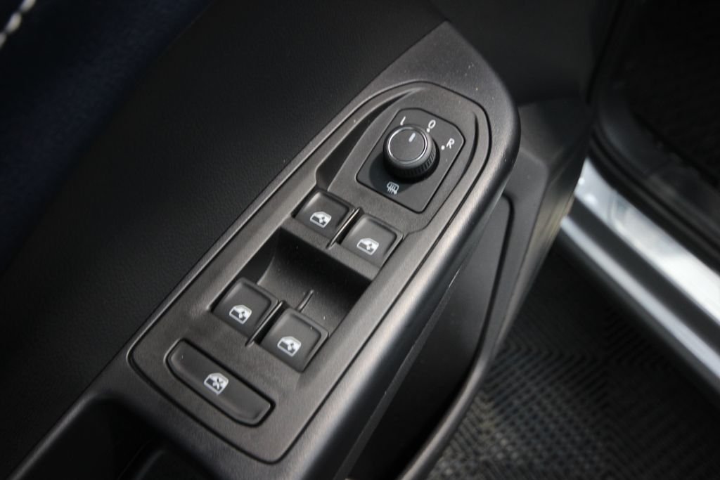 2025 Volkswagen Taos SEL - Photo 16
