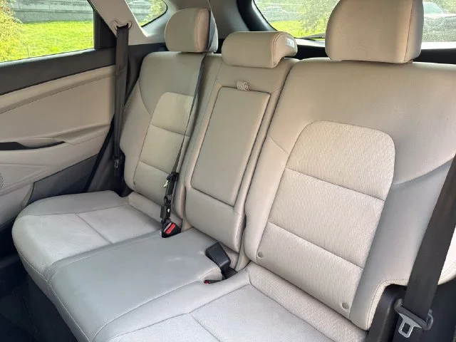 Used 2017 Molten Silver Hyundai SE image 15