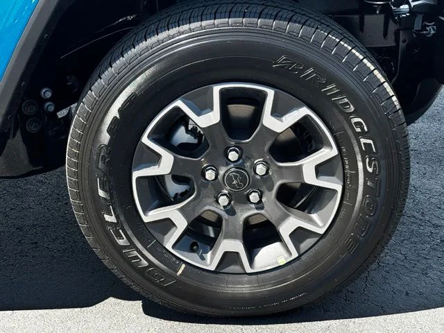 New 2026 Hydro Blue Pearl-Coat Exterior Paint Jeep Sahara image 9