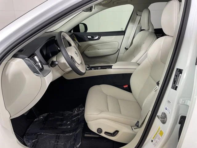 2025 Volvo XC60 Plus - Photo 17