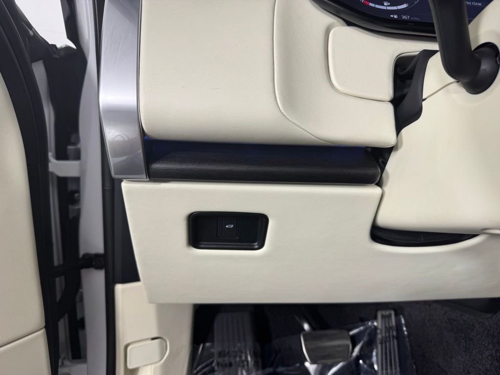 Certified Used 2023 Ostuni White Pearl Land Rover SE image 17