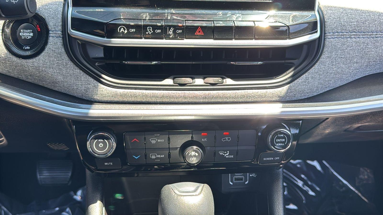 Used 2025 Black Jeep Latitude image 29