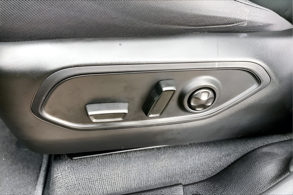 Used 2025 SELECT Jeep Laredo X image 24