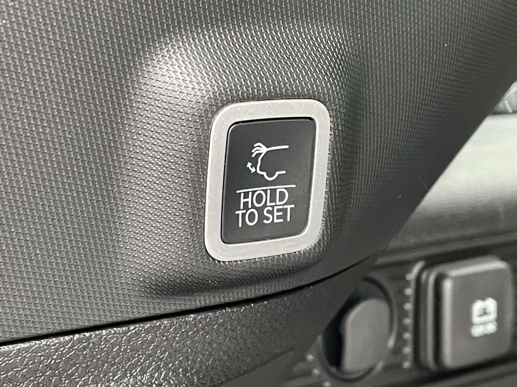 Used 2026 White Jeep Altitude image 41