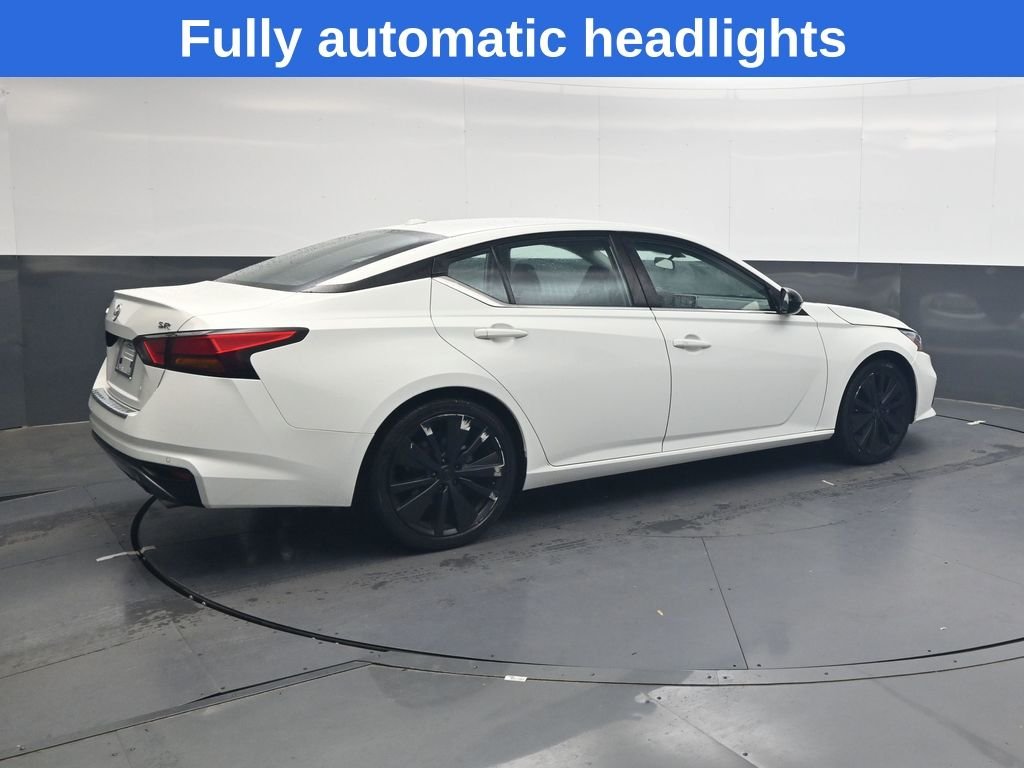 Used 2022 White Nissan 2.5 SR image 4