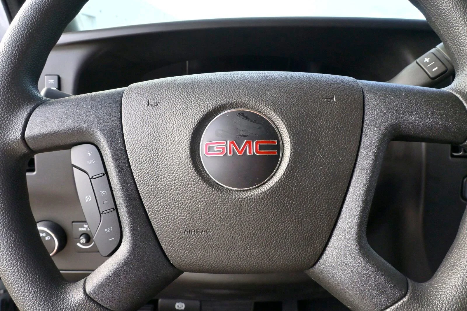 New 2025 Summit White GMC 1WT image 30