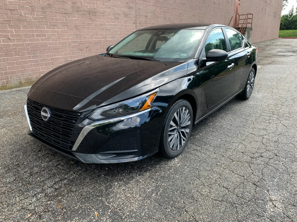 Used 2025 Super Black Nissan SV image 17