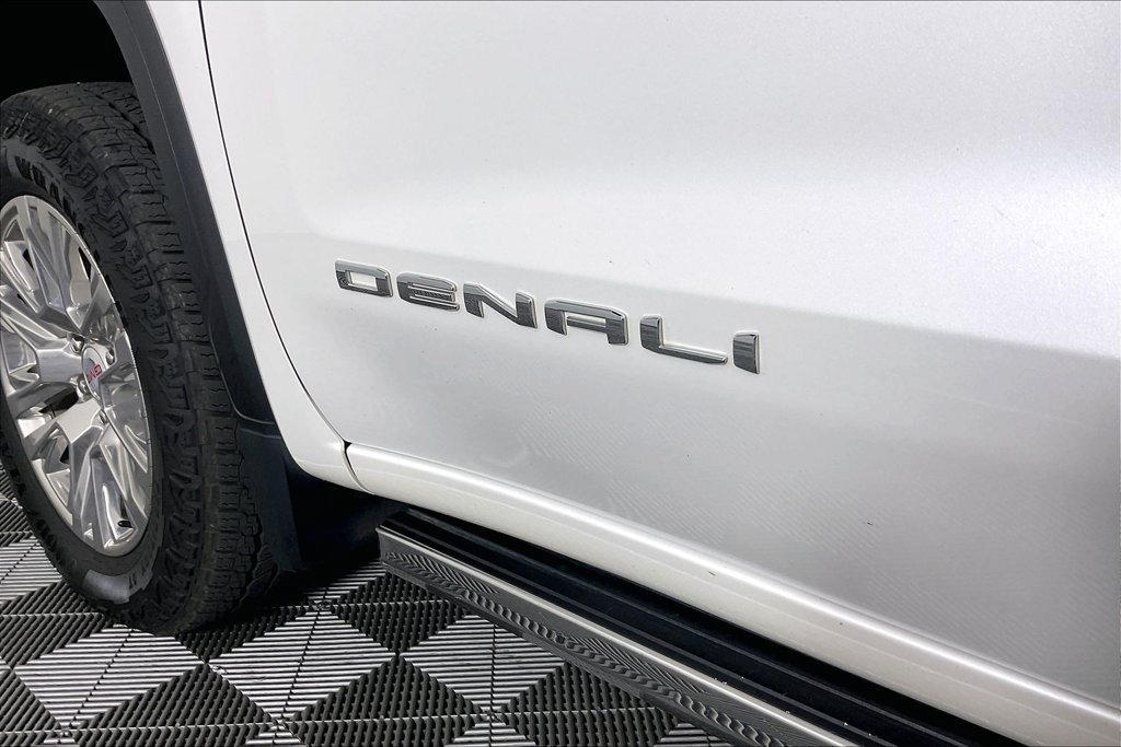 Used 2022 WHITE FROST TRICOAT GMC Denali image 22