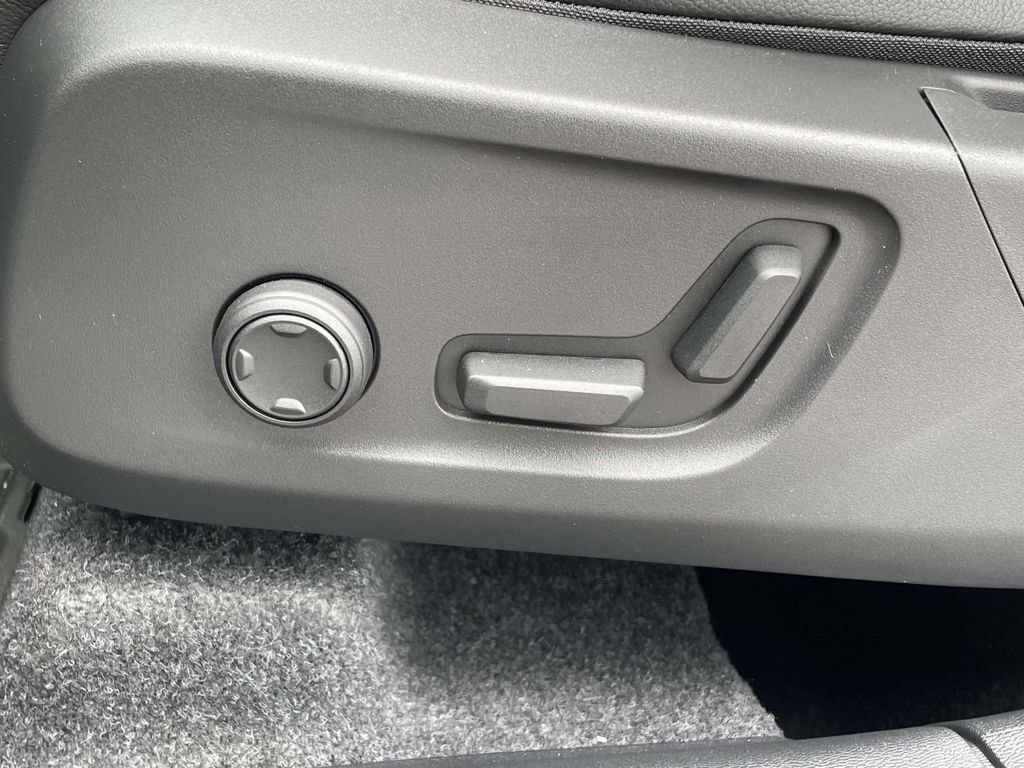 2026 Volvo XC40 Plus - Photo 9