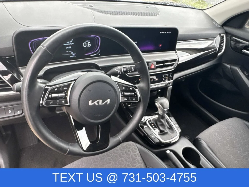 Used 2025 White Kia S image 29