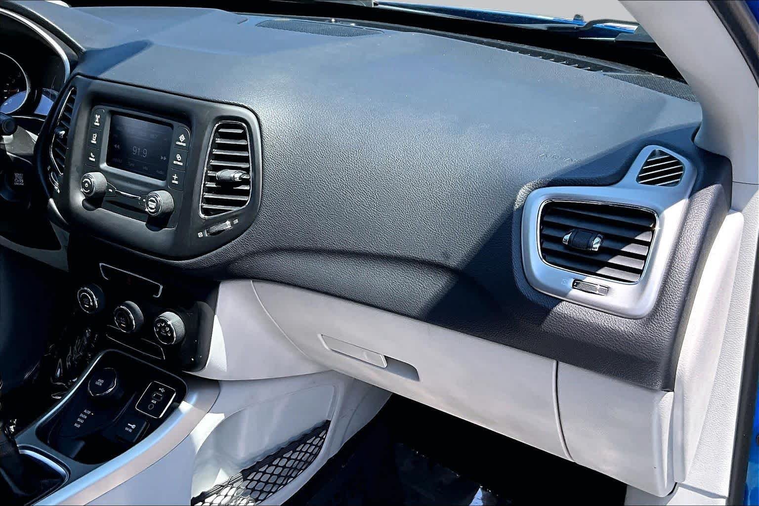 Used 2018 Laser Blue Pearlcoat Jeep Latitude image 18