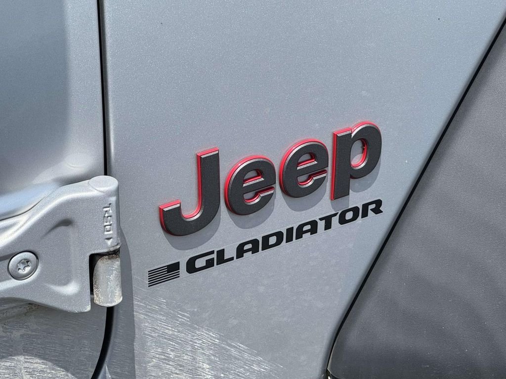 Used 2023 Silver Jeep Rubicon image 12