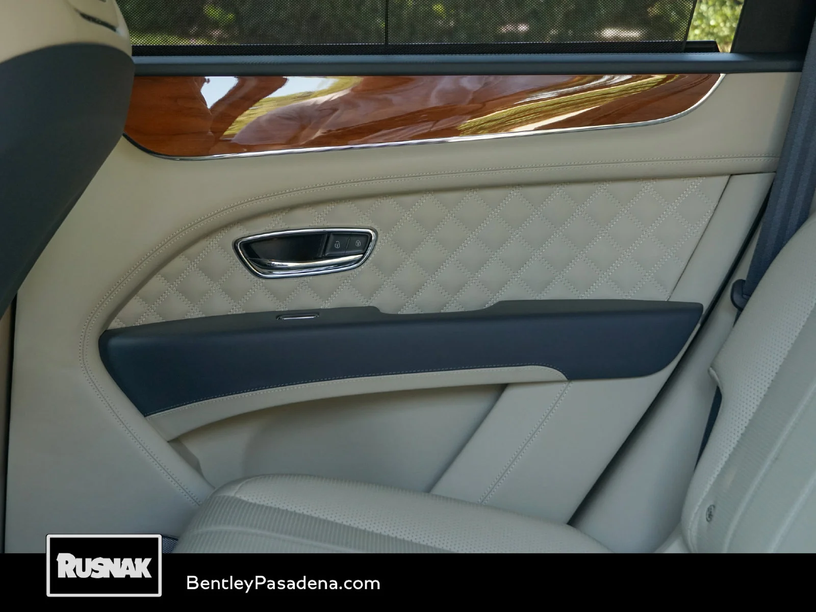 Certified Used 2023 Breeze by Mulliner Bentley Azure image 25